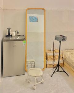 einen Spiegel und einen Stuhl in einem Zimmer in der Unterkunft Homestay Tuyết Trinh in Nha Trang