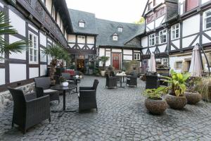 un patio esterno con tavoli, sedie e piante di Romantik Hotel Alte Münze a Goslar