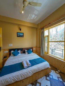 Postelja oz. postelje v sobi nastanitve Goroomgo Ghar Bar Boutique Stay Himachal pradesh - Luxury Room & Mountain view