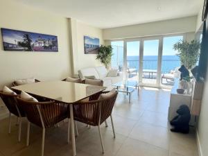 una sala de estar con mesa y sillas y el océano en SEA FRONT View Top Roof Flat en Niza