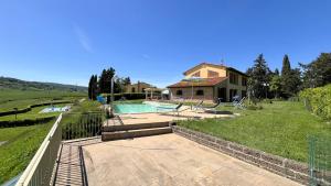 Bazén v ubytování Villa Marina with private panoramic pool - Borgo del Silenzio nebo v jeho okolí
