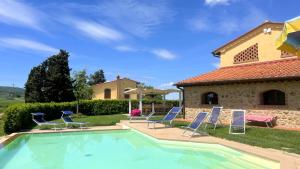Bazén v ubytování Villa Marina with private panoramic pool - Borgo del Silenzio nebo v jeho okolí