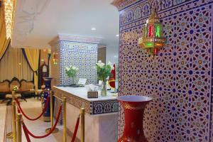 um quarto com uma parede coberta de azulejos azuis e brancos em Majliss Hotel Downtown em Rabat