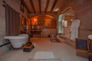 Koupelna v ubytování Aydinli Cave Hotel + 37 fotografií