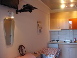 Kuchyňa alebo kuchynka v ubytovaní Maria Rooms Vrasna