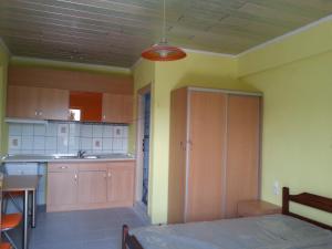 Kuchyňa alebo kuchynka v ubytovaní Maria Rooms Vrasna