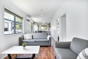 Sala de estar con 2 sofás y mesa en Tasman Holiday Parks - Fraser Coast, en Hervey Bay