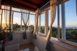 Zimmer mit Fenstern und Meerblick in der Unterkunft Dimora Sanna Nature & Sea View in Polignano a Mare