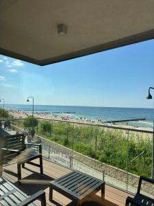 ミエルノにあるApartament przy plaży 9のビーチハウスのバルコニーから見たビーチの景色