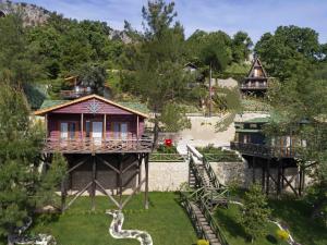uma vista aérea de um resort com casas sobre palafitas em Botanik Göl Evleri em Bucak