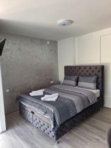 Postel nebo postele na pokoji v ubytování Apartmani Đorđević 2
