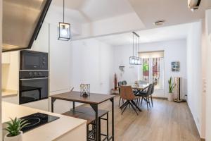 Il comprend une cuisine et un salon avec une table et des chaises. dans l'établissement Bettatur Apartament Anfiteatre Romà, à Tarragone