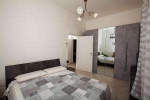 ein Schlafzimmer mit einem großen Bett und einem Spiegel in der Unterkunft Dimora Sanna Nature & Sea View in Polignano a Mare