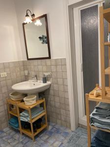 y baño con lavabo y espejo. en A casa di Nonna Mela, en Porto Empedocle