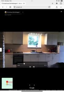 uma cozinha com armários brancos e uma janela em Ferienhaus Bartelshagen 1 em Marlow