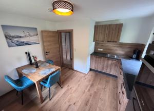 A kitchen or kitchenette at Haus Almrausch