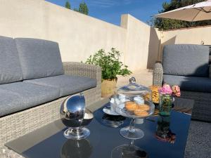 una mesa con una bandeja de comida en el patio en ESPRIT CAMPAGNE, en Montpellier-de-Médillan