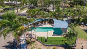 赫维湾Tasman Holiday Parks - Fraser Coast的度假村游泳池的俯视图