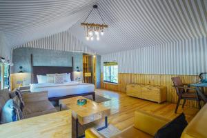 1 dormitorio con 1 cama y sala de estar en Everest Base Camp, Near George Everest House, 5kms from Library chowk, en Mussoorie