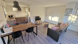 Μια τηλεόραση ή/και κέντρο ψυχαγωγίας στο WKS39 Bungalow close to lake and sea