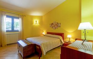 Dormitorio amarillo con cama y ventana en Amazing Home In Grottaglie With Kitchen, en Grottaglie