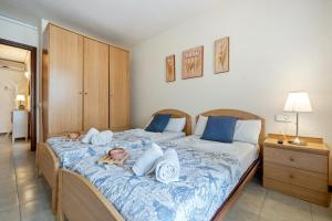 ラ・ピネーダにあるAlea Rentals - Bahíaのベッドルーム1室(ベッド2台、人形の寝具付)