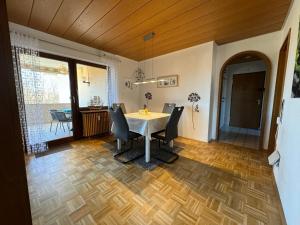 jadalnia ze stołem i krzesłami na drewnianej podłodze w obiekcie Ferienwohnung "Mühlbach Suite" w mieście Isny im Allgäu