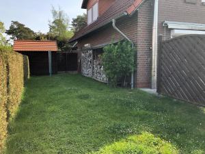 einen Hof vor einem Haus mit einem Zaun in der Unterkunft Haus Seetreppe in Göhren-Lebbin