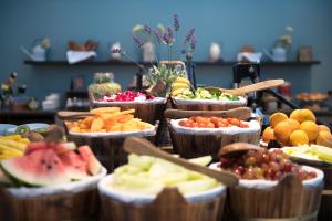 un buffet de fruits et légumes dans des paniers en bois dans l'établissement Radisson Blu Hotel, Sheffield, à Sheffield