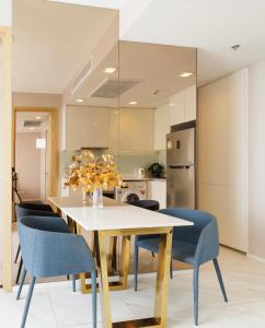 een keuken met een eettafel en blauwe stoelen bij Modern Luxury 2 Bedrooms at BTS Nana on 30 Floor in Bangkok