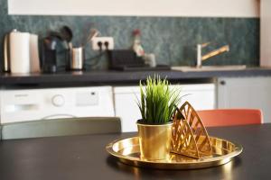 una mesa con una placa de oro con una planta en King David Luxury Apartments en Jerusalén