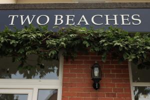 una señal para dos remolachas en un edificio en Two Beaches en Paignton