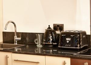 un bancone della cucina con tostapane e frullatore di The Tourmaline Suite a Manchester Altre 15 foto