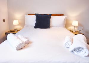 Letto o letti in una camera di The Tourmaline Suite