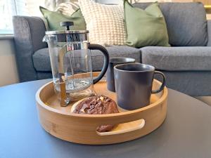 drewniana taca z ekspresem do kawy i talerzem jedzenia w obiekcie Converted Brewery Apartment w mieście Hull