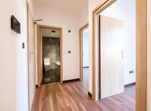 korytarz z drzwiami prowadzącymi do łazienki w obiekcie Converted Brewery Apartment w mieście Hull