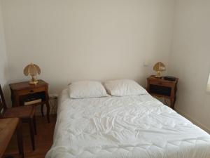 Ένα ή περισσότερα κρεβάτια σε δωμάτιο στο La maison aux volets rouges