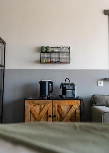 um quarto com uma mesa e comodidades para preparar café em Bed en Breakfast Hartenlust kamer de Bedstee em Bodegraven