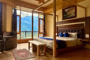 Goroomgo Hotel BD Resort Manali - Excellent Stay with Family, Parking Facilities في مانالي: غرفة نوم بسرير مطل على جبل