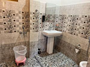 łazienka z umywalką i toaletą w obiekcie Rocky Mountain homestay w mieście Dalhousie