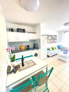 uma cozinha com mesa e cadeiras num quarto em Seaview Apartment 414 em Morro del Jable