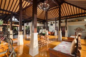 a large living room with a large wooden ceiling at Best Western Premier Agung Resort Ubud in Ubud