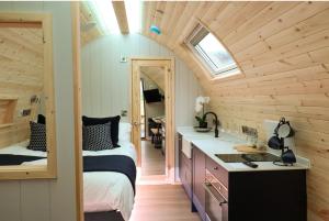 Kuchyň nebo kuchyňský kout v ubytování Primrose Glamping Pods