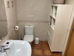 y baño con lavabo blanco y aseo. en Roshi's Home, en Sant Jaume d'Enveja