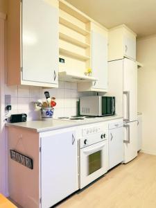 A kitchen or kitchenette at 3 BR home for 9 guests in a quiet neighborhood