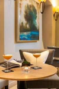 Boutique Hotel Stari Grad في دوبروفنيك: طاولة خشبية عليها كأسين من المارتيني