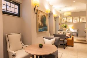 Ein Sitzbereich in der Unterkunft Boutique Hotel Stari Grad