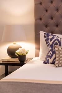 Ein Bett oder Betten in einem Zimmer der Unterkunft Boutique Hotel Stari Grad