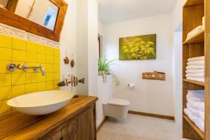 uma casa de banho com um lavatório e um WC em Kiwi Retreat em Bad Urach