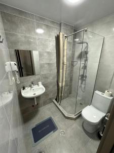 La salle de bains est pourvue d'une douche, de toilettes et d'un lavabo. dans l'établissement Hotel Citizen Avlabari, à Tbilissi